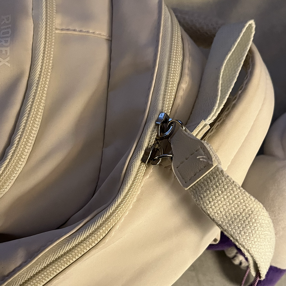 Sound of using a zipper on the bag