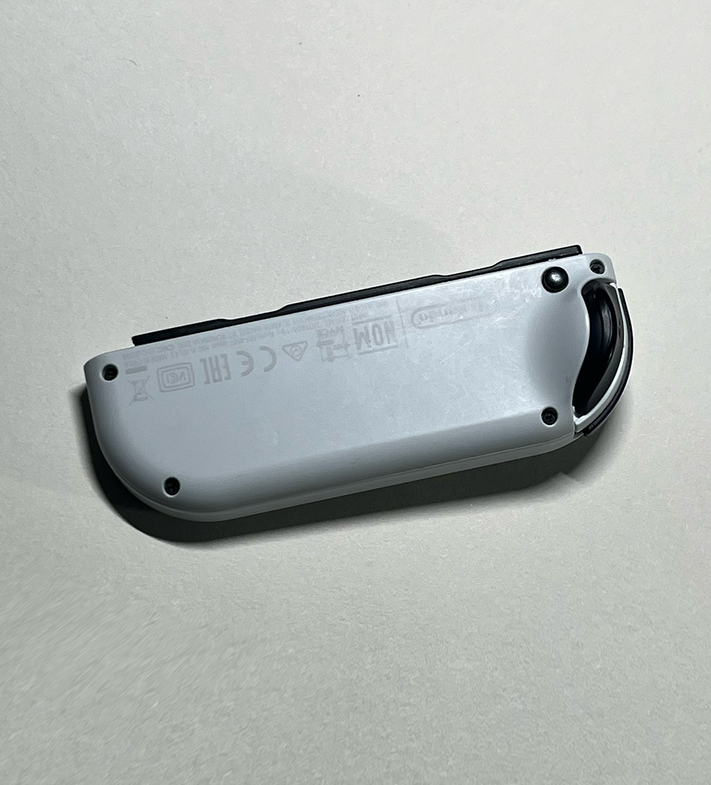 The back of Joy Con (left) in horizontal way